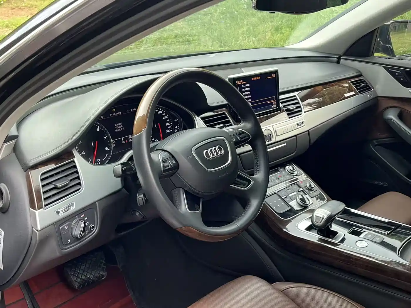 Photo 10 - Audi A8