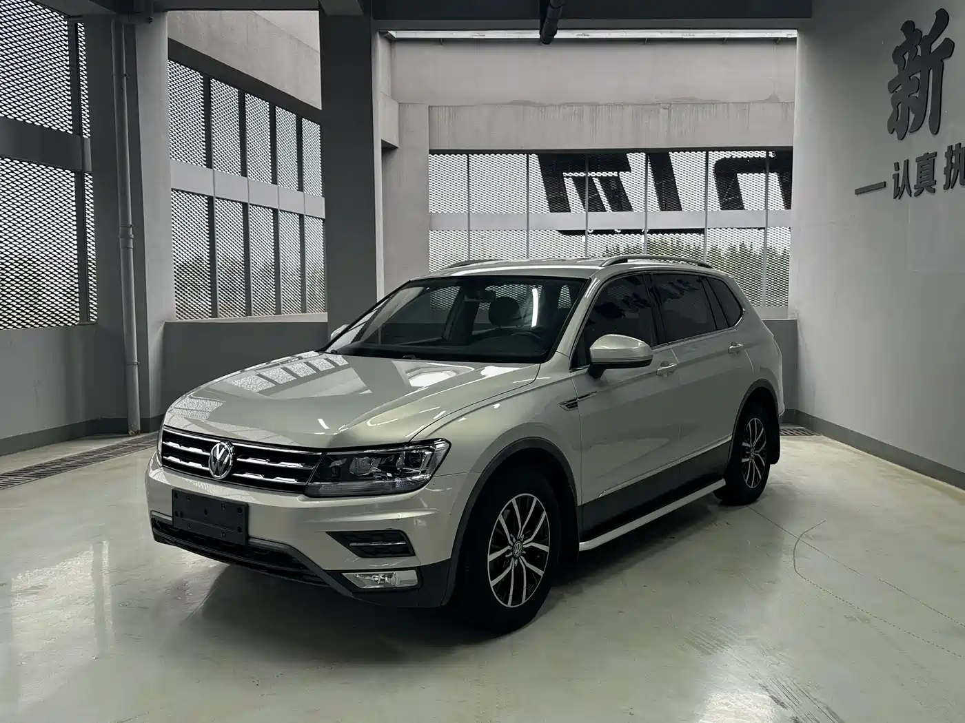 Volkswagen Tiguan L 2018 Facelift 330TSI Automatic 2WD Comfort Edition фото 3