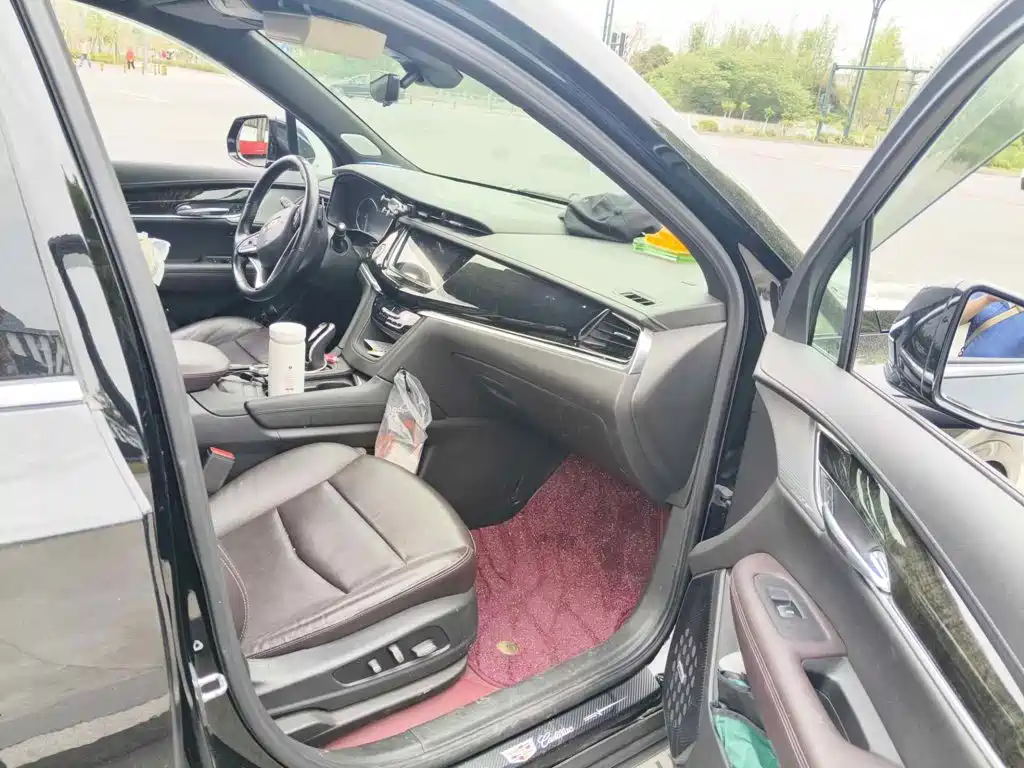 Фото 12 - Cadillac XT6