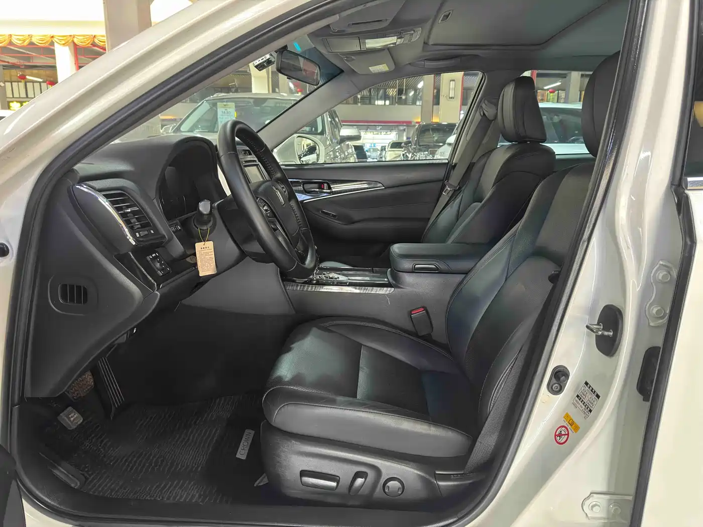 Toyota Crown 2015 2.5L Fashion Limited Edition фото 3