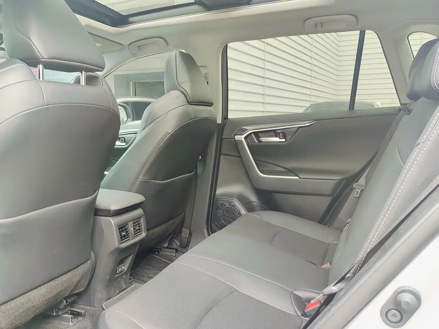 Toyota Wildlander 2023 Hybrid 2.5L E-CVT AWD Premium Edition фото 11