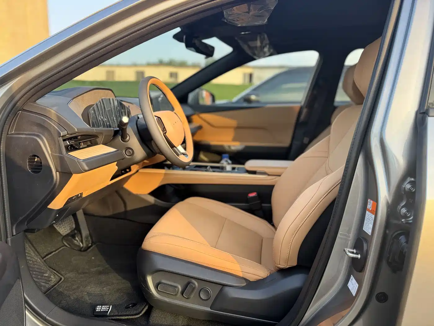 Lexus ES 2025 Model 300h Base Version фото 6