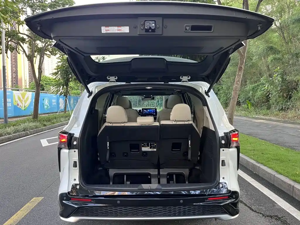 Фото 19 - Toyota Granvia