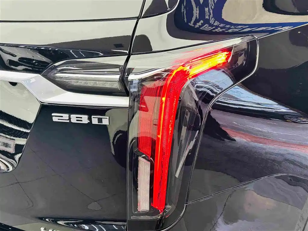 Фото 12 - Cadillac XT6
