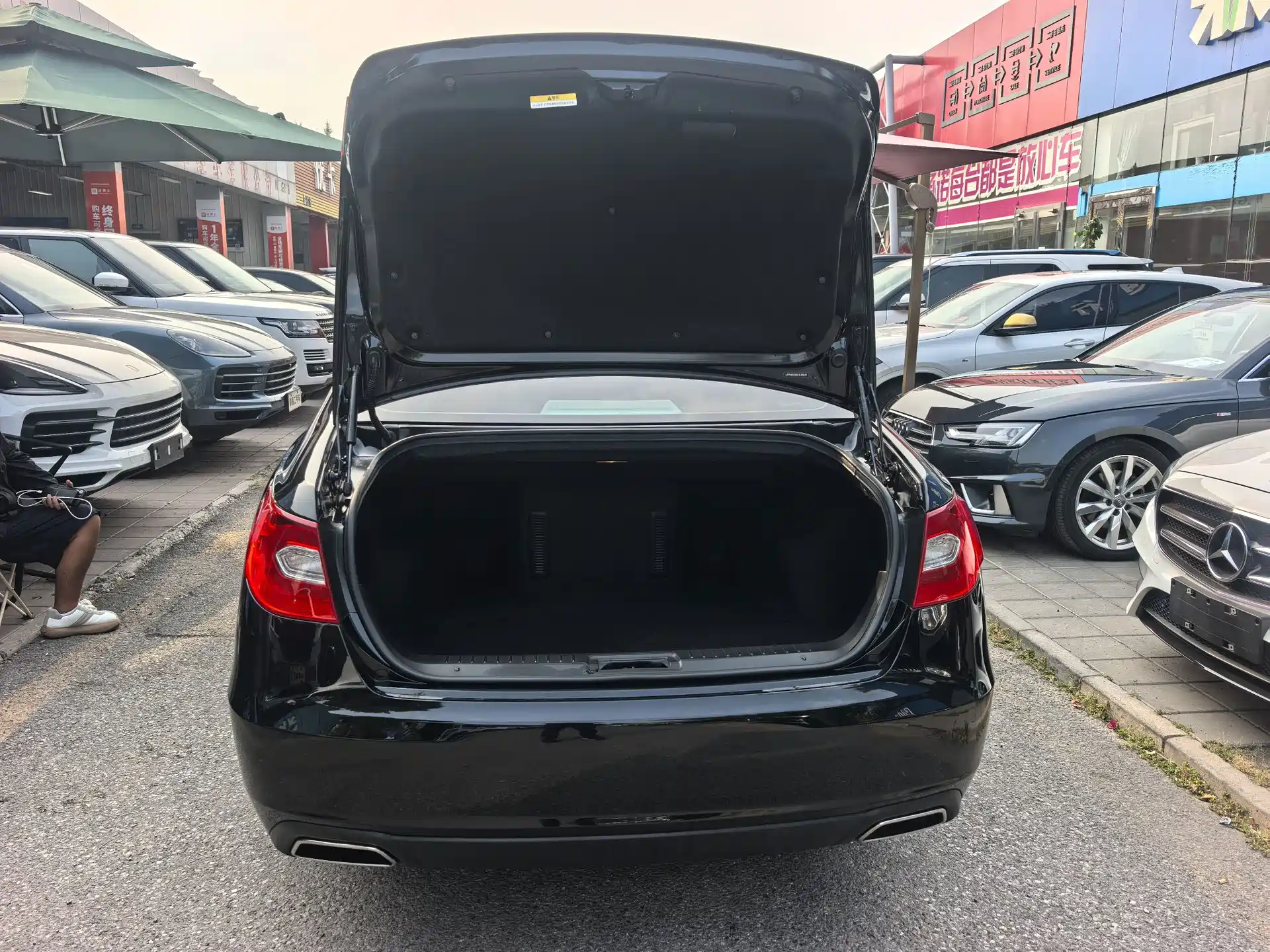 Фото 14 - Hongqi H7