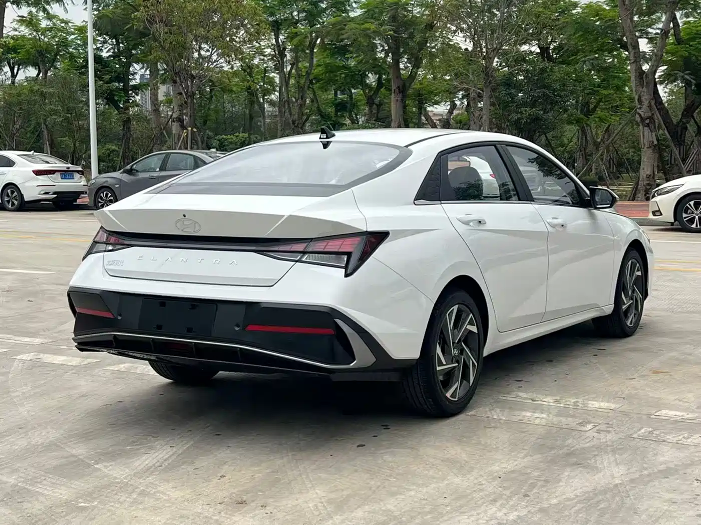 Hyundai Elantra 2023 1.5L CVT GLX Elite Edition фото 9