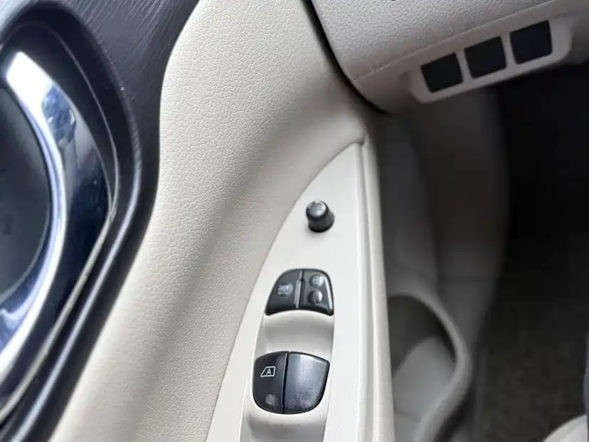 Photo 13 - Nissan Tiida