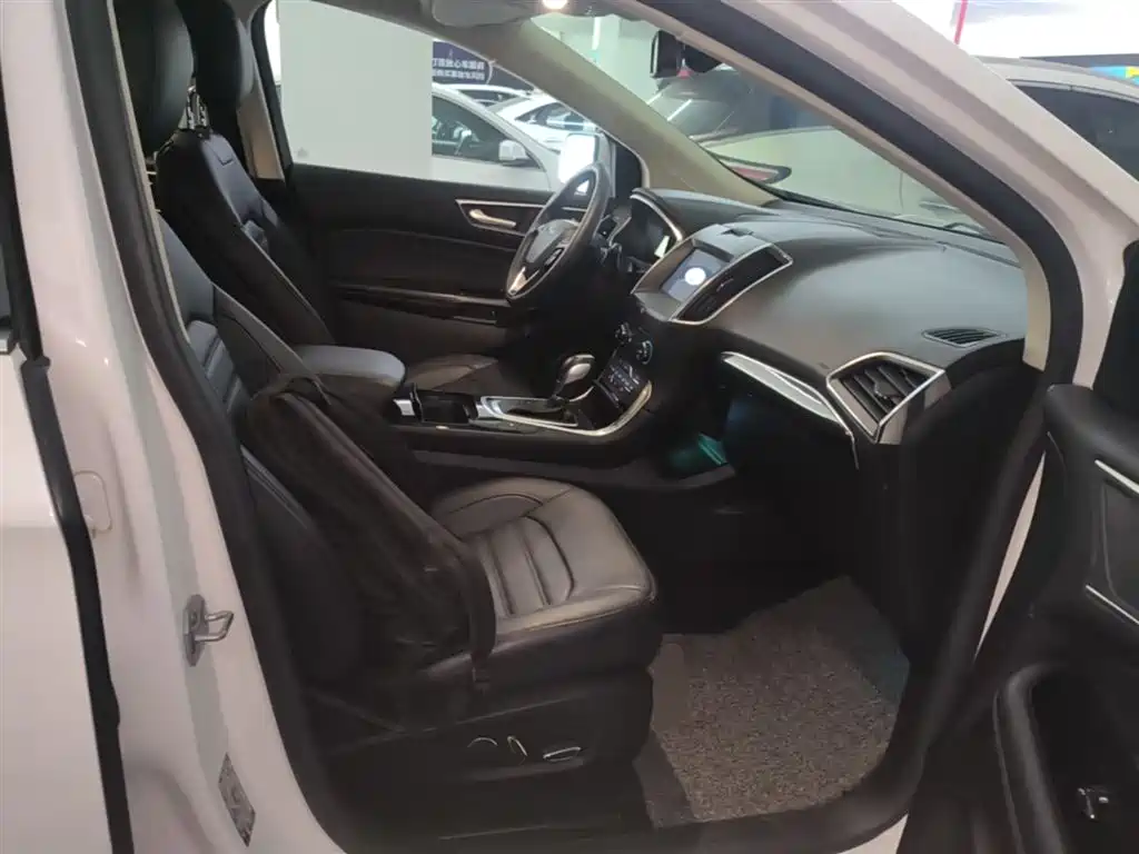 Фото 25 - Ford Edge