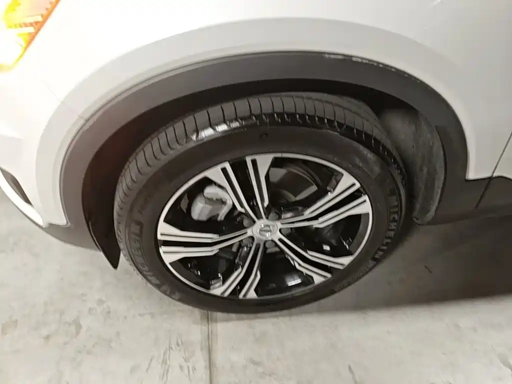 Фото 23 - Volvo XC40