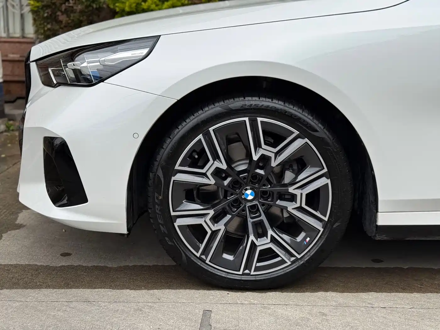 BMW 5 Series 2025 530Li Premium M Sport Package фото 24