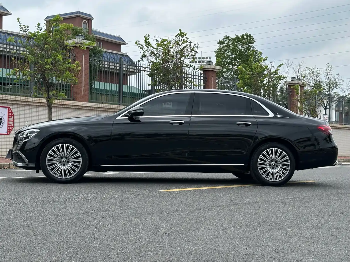 Mercedes-Benz E-Class 2023 E 300 L Fashion фото 4