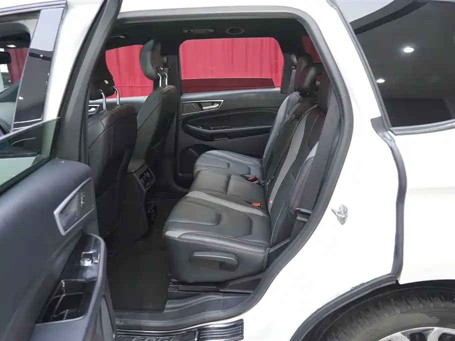 Фото 11 - Ford Edge