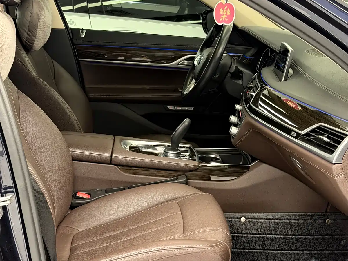 BMW 7 Series 2016 730Li Leading фото 28