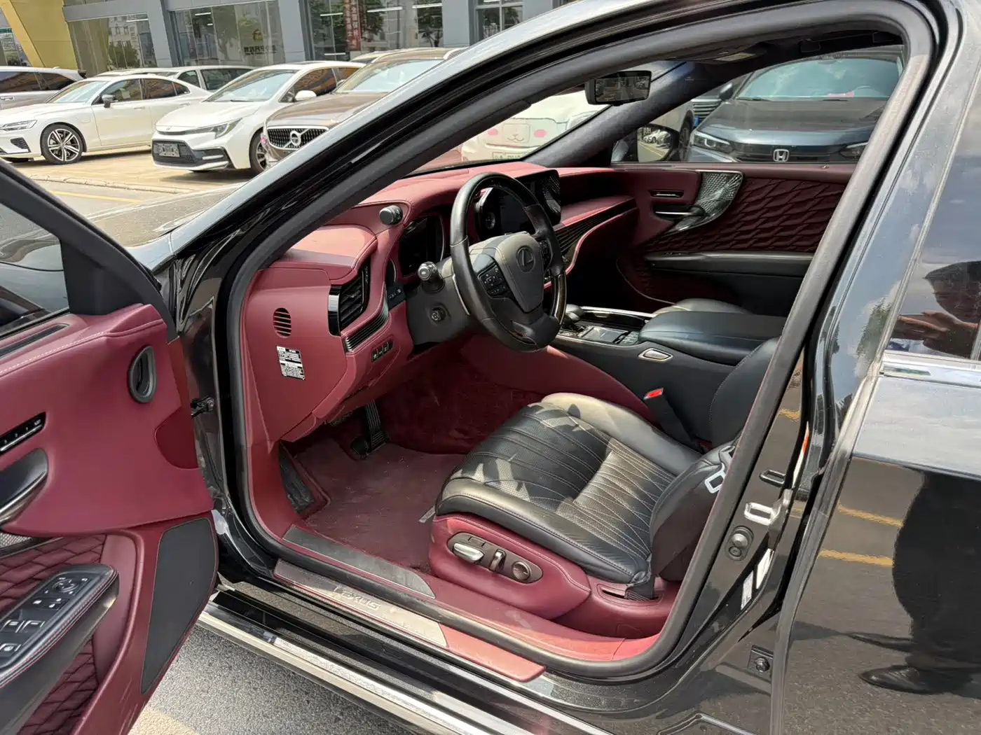 Фото 7 - Lexus LS