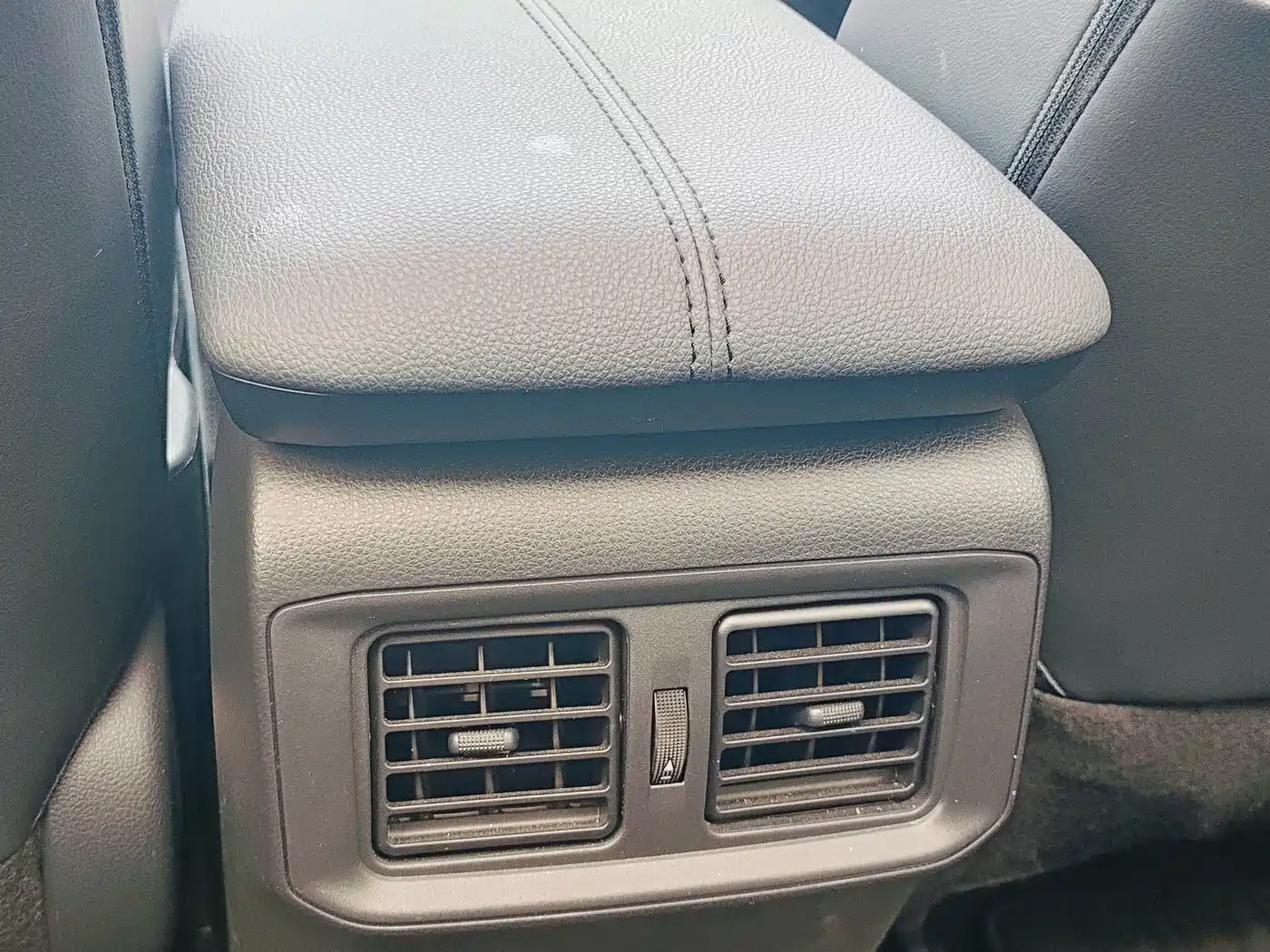 Toyota Wildlander 2023 Hybrid 2.5L E-CVT AWD Premium Edition фото 12