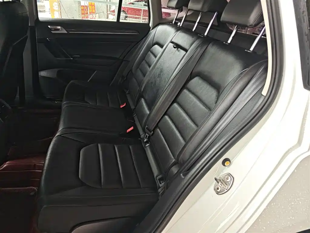 Volkswagen Golf Sportsvan 2016 230TSI Automatic Luxury фото 17