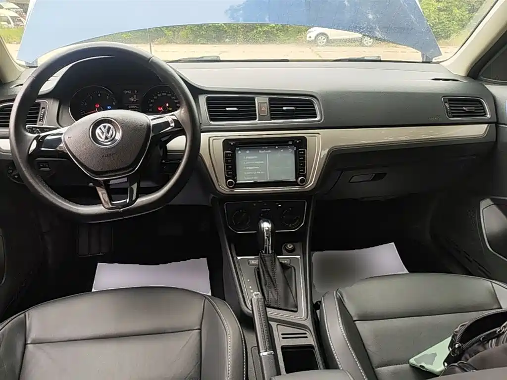 Volkswagen Lavida Tour 2015 1.6L Automatic Comfort Edition фото 10