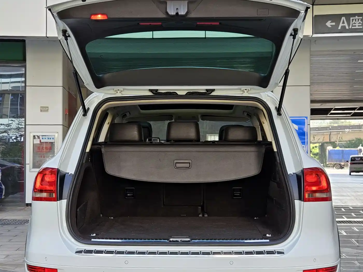 Volkswagen Touareg 2011 3.0TSI Premium фото 24