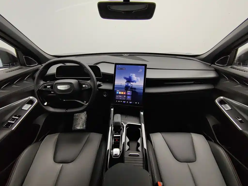 Photo 5 - Geely Atlas
