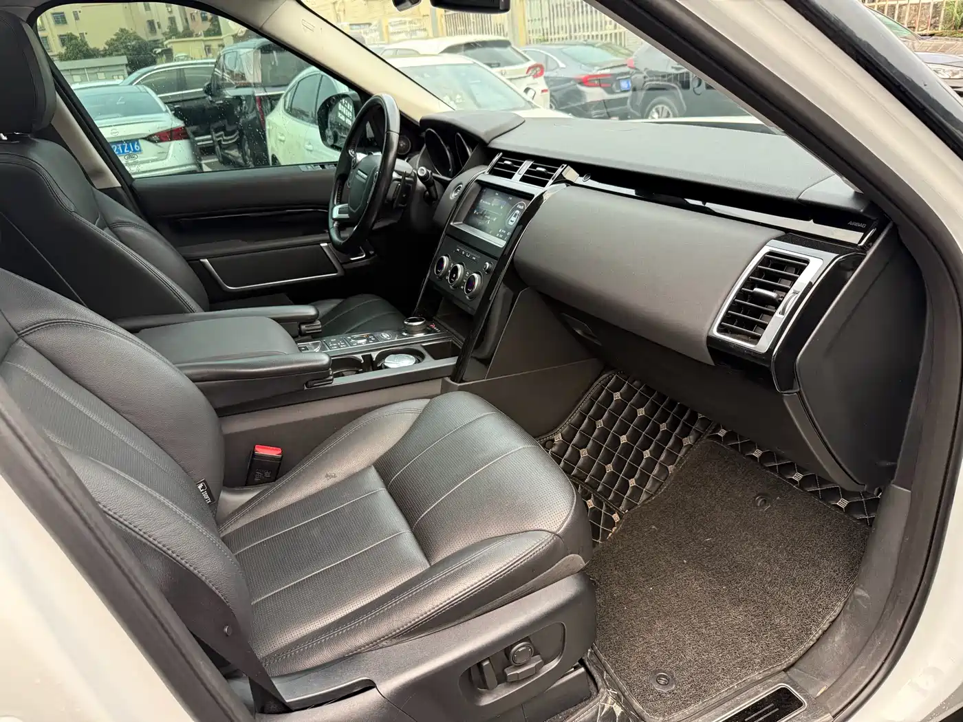 Land Rover Discovery 2017 3.0 SC V6 S фото 10