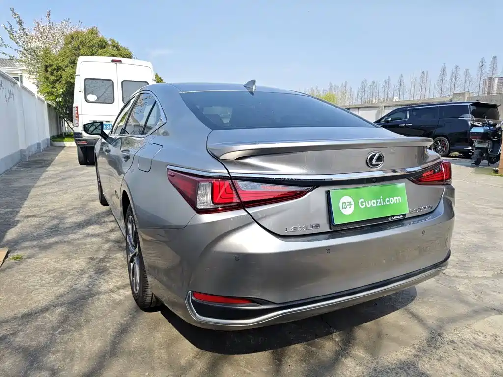 Фото 23 - Lexus ES