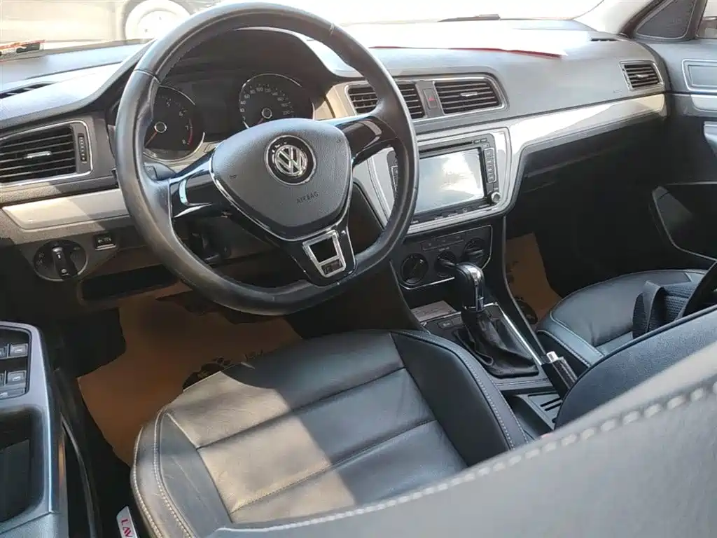 Volkswagen Lavida Tour 2015 1.6L Automatic Comfort Edition фото 10