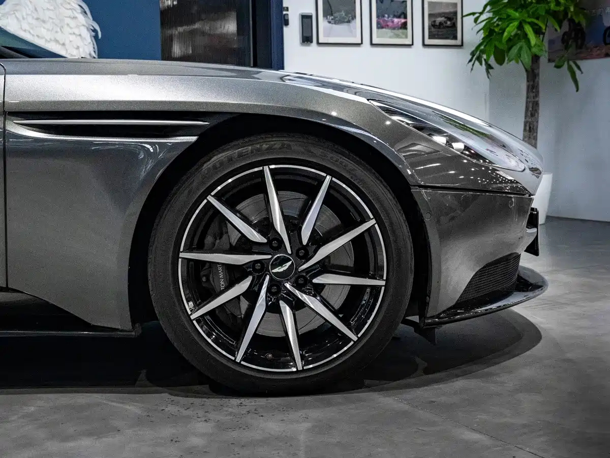 Aston Martin DB11 2018 2017 4.0T V8
