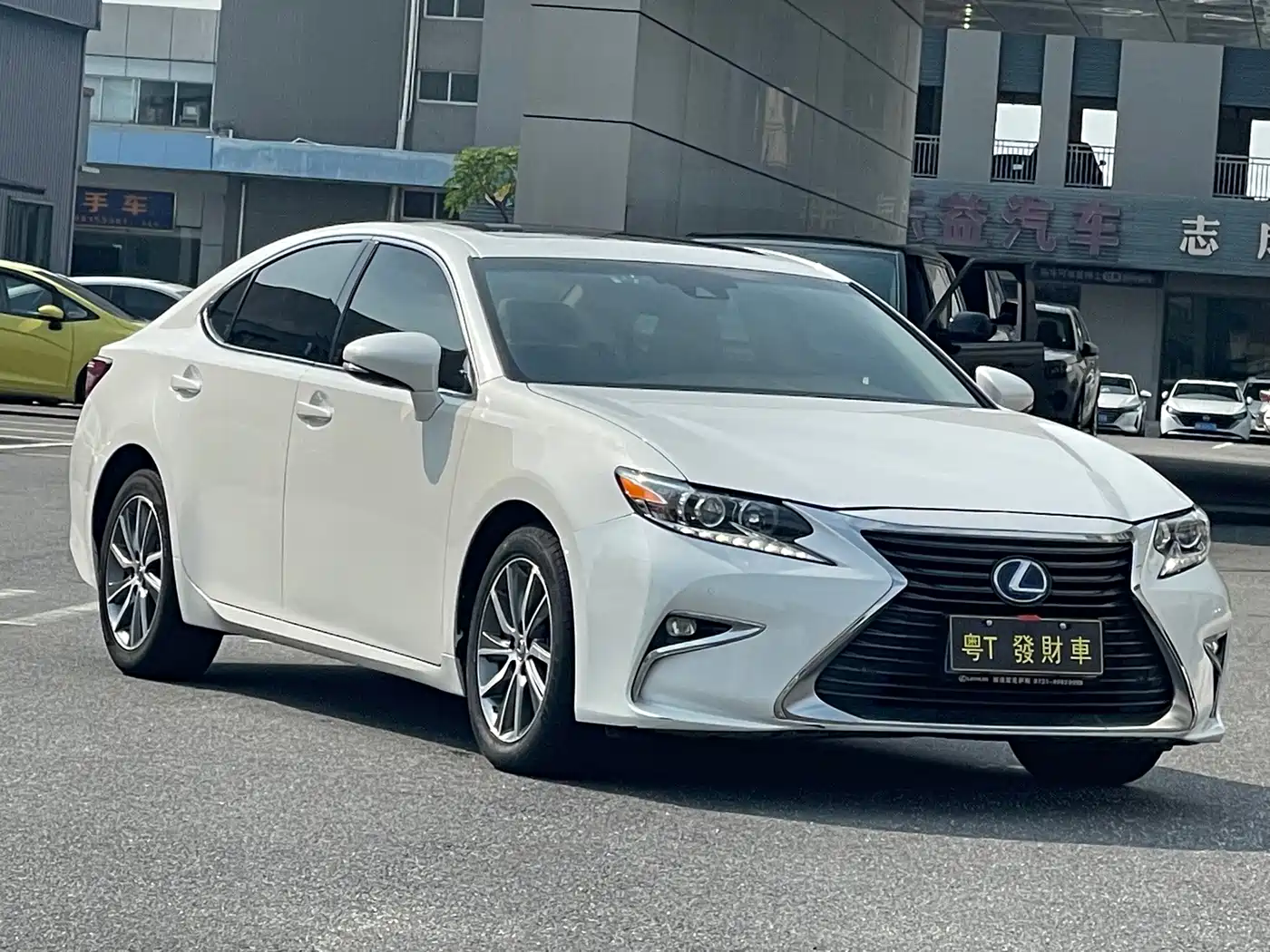 Фото 3 - Lexus ES