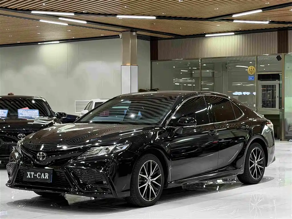 Фото 1 - Toyota Camry