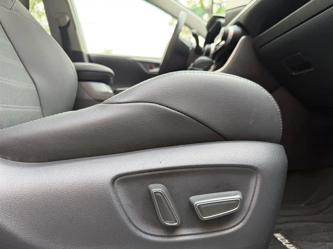 Toyota Wildlander 2023 Hybrid 2.5L E-CVT AWD Premium Edition фото 28
