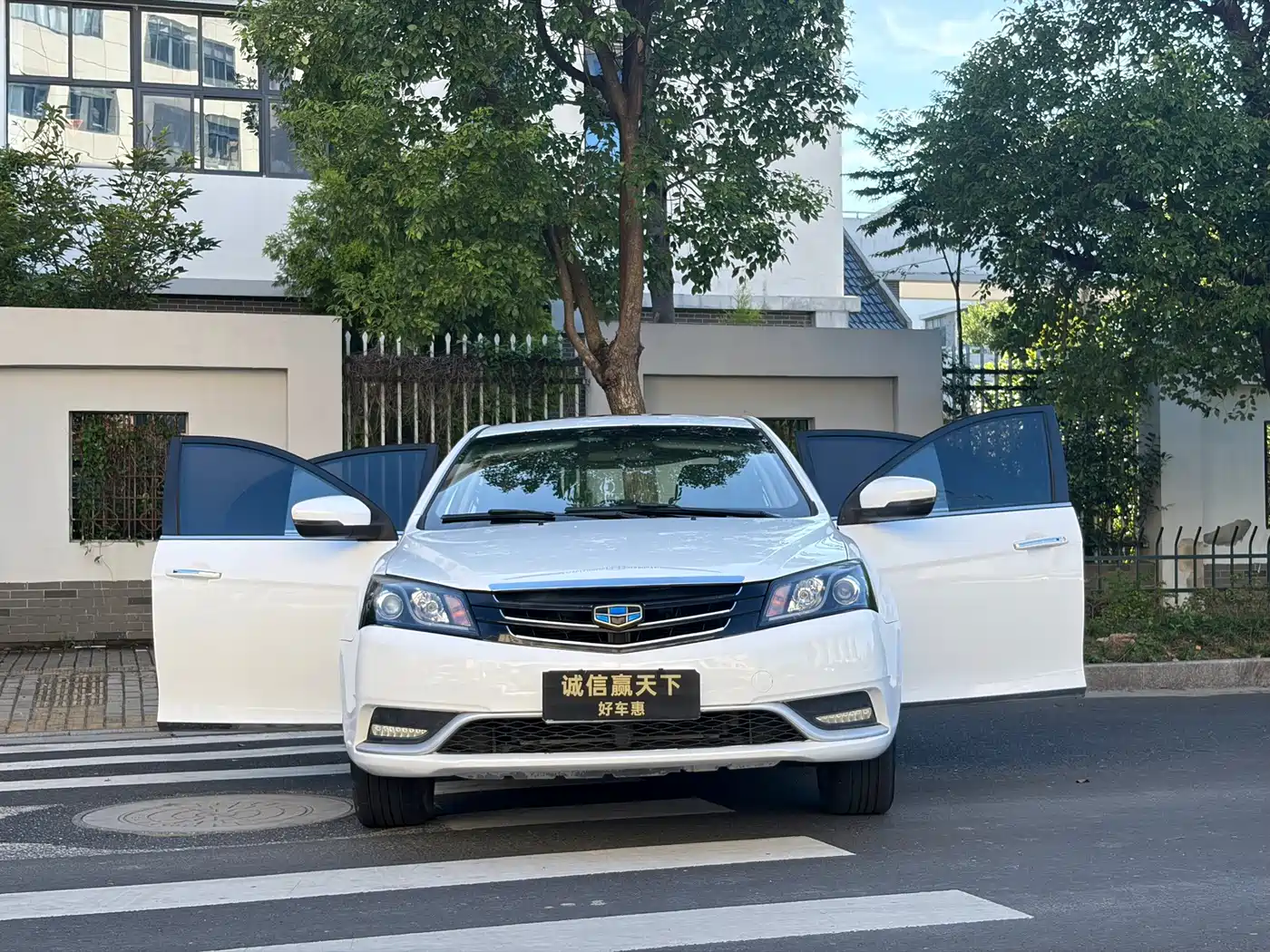 Фото 2 - Geely Emgrand