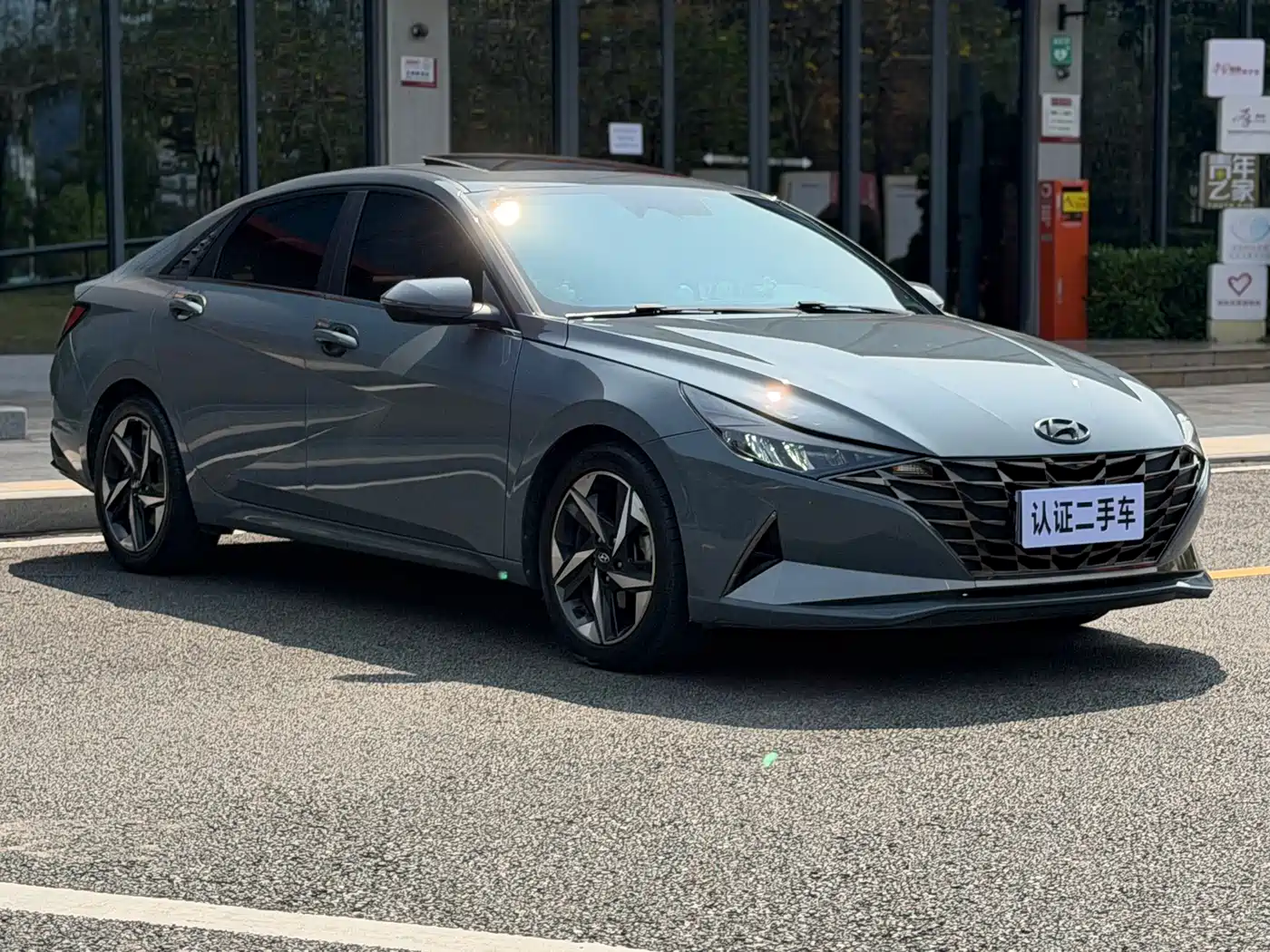 Hyundai Elantra 2021 1.5L CVT LUX Premium Edition фото 3