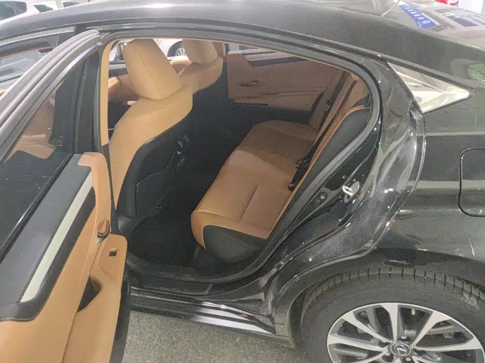Lexus ES 2026 2025 200 Ultimate Edition