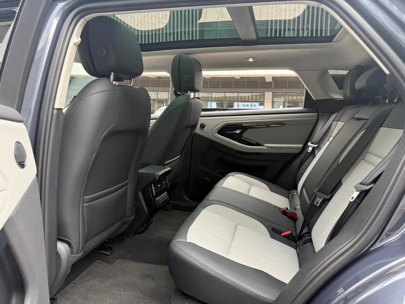 Land Rover Range Rover Evoque 2024 Range Rover Evoque L 249PS Light Master Edition фото 23
