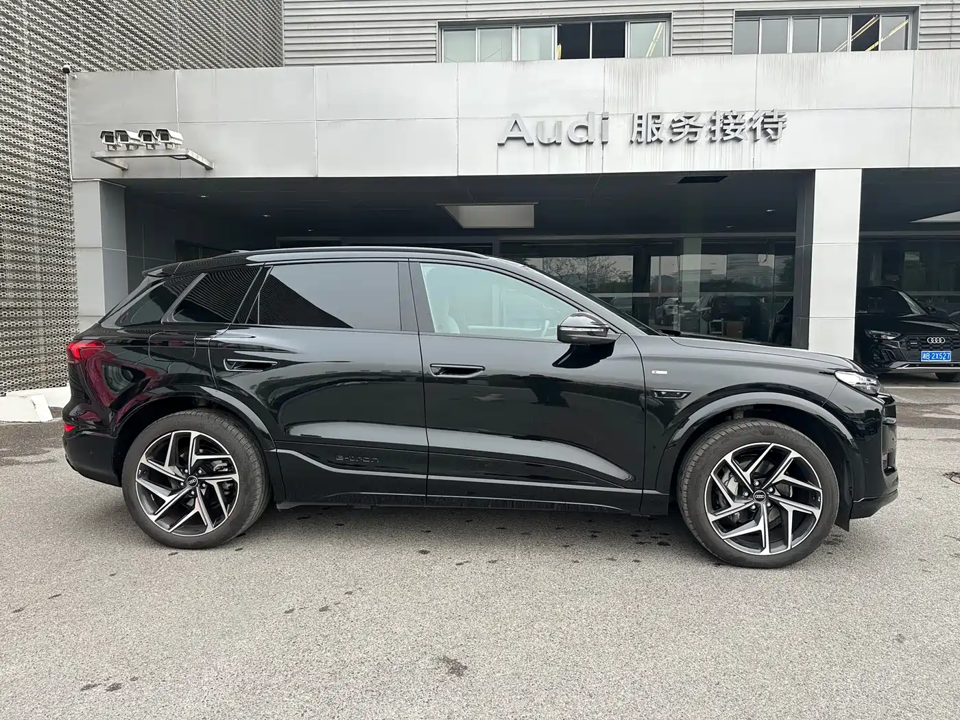 AUDI Q6L E TRON