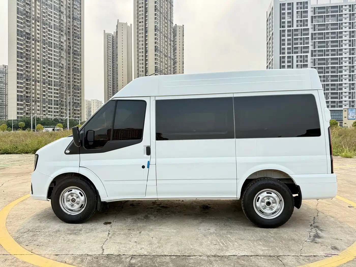 Jiangling JMC Fushun 2025 2025 Model 2.0T 6MT Diesel Short Wheelbase Medium Roof Commercial MPV 5/6 Seats