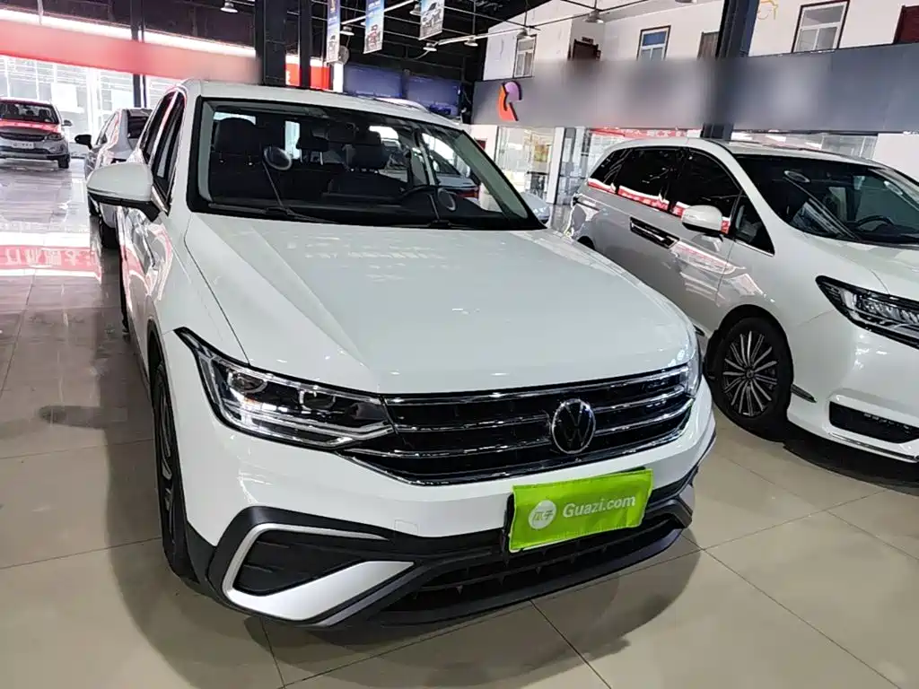 Photo 3 - Volkswagen Tiguan L