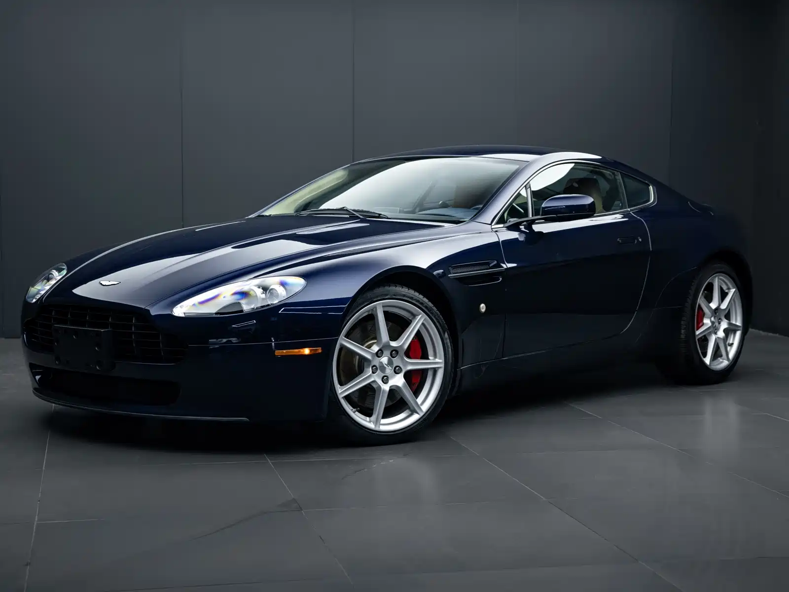 صورة 2 - Aston Martin Vantage