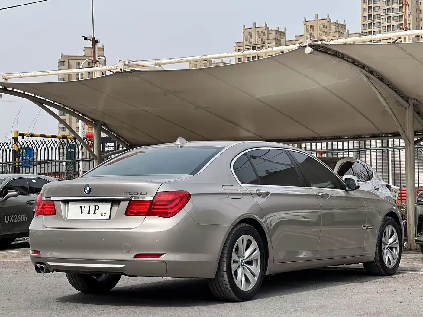 BMW 7 Series 2009 730Li Leading фото 9