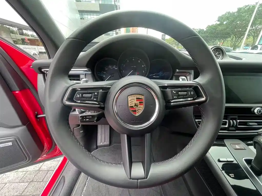 PORSCHE MACAN