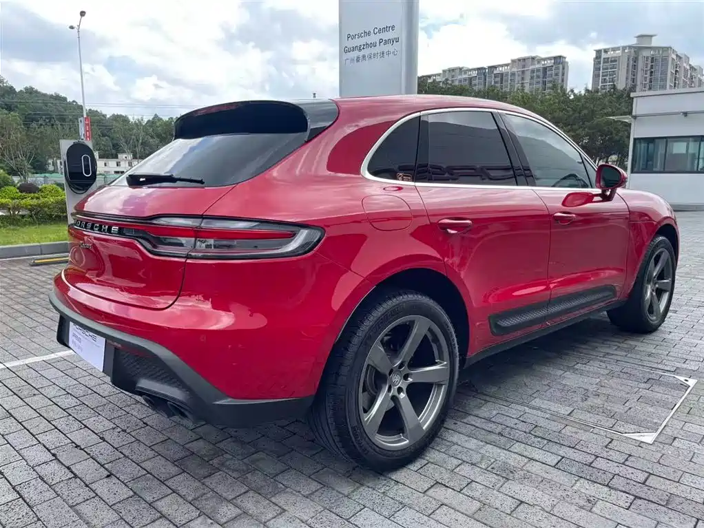 PORSCHE MACAN