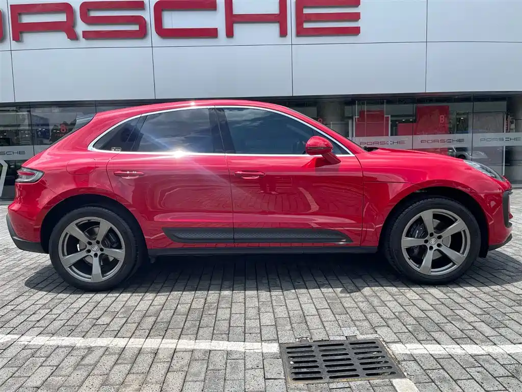 PORSCHE MACAN