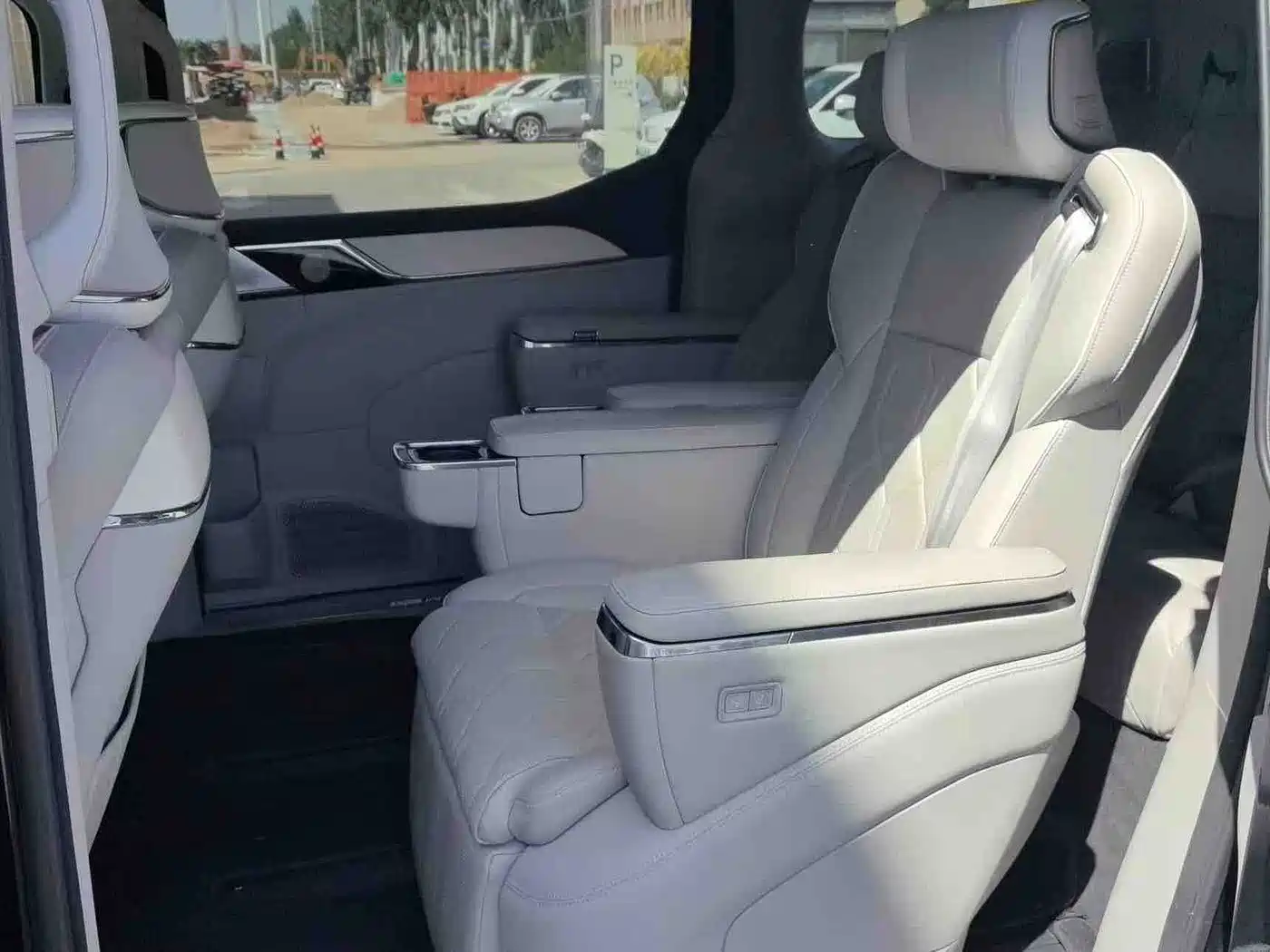 Volvo EM90 2024 2025 Ultra Six-Seater