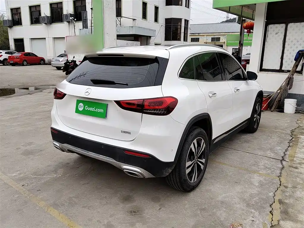 MERCEDES-BENZ GLA