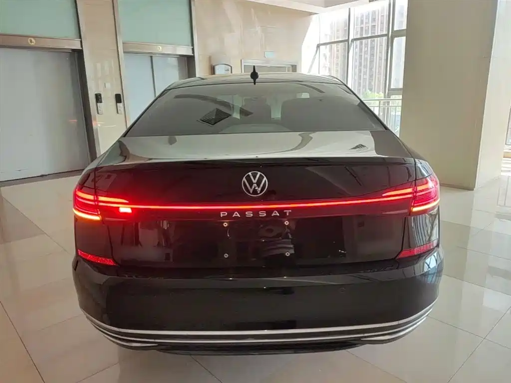 Volkswagen Passat 2022 330TSI Starlight Luxury Edition фото 6