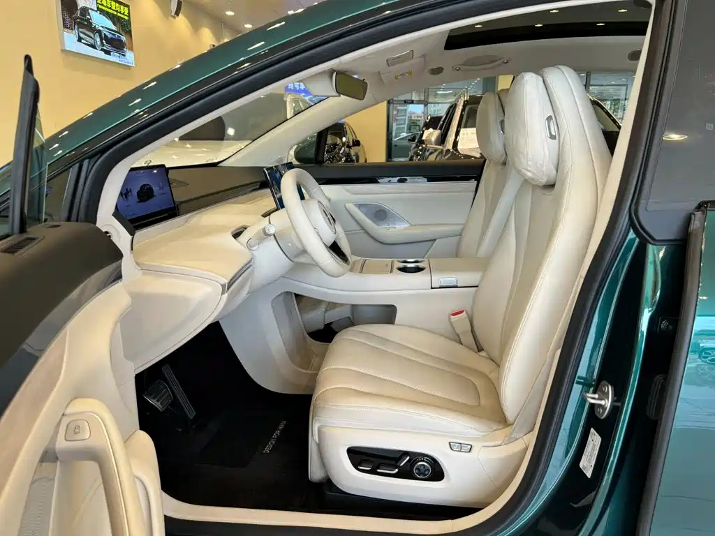 صورة 12 - Zhijie Luxeed R7