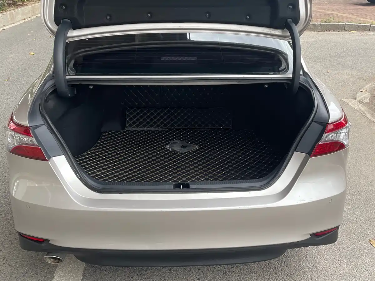 Toyota Camry 2018 Hybrid 2.5HQ Platinum фото 17