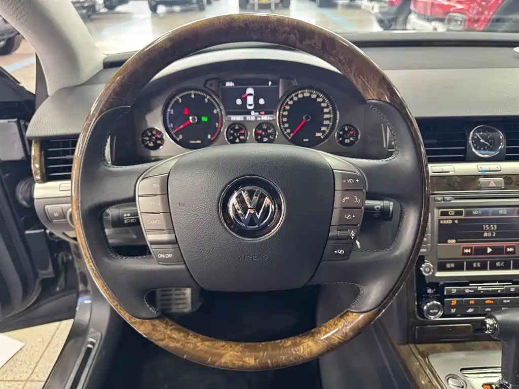Volkswagen Phaeton 2012 3.6L Premium Custom фото 12