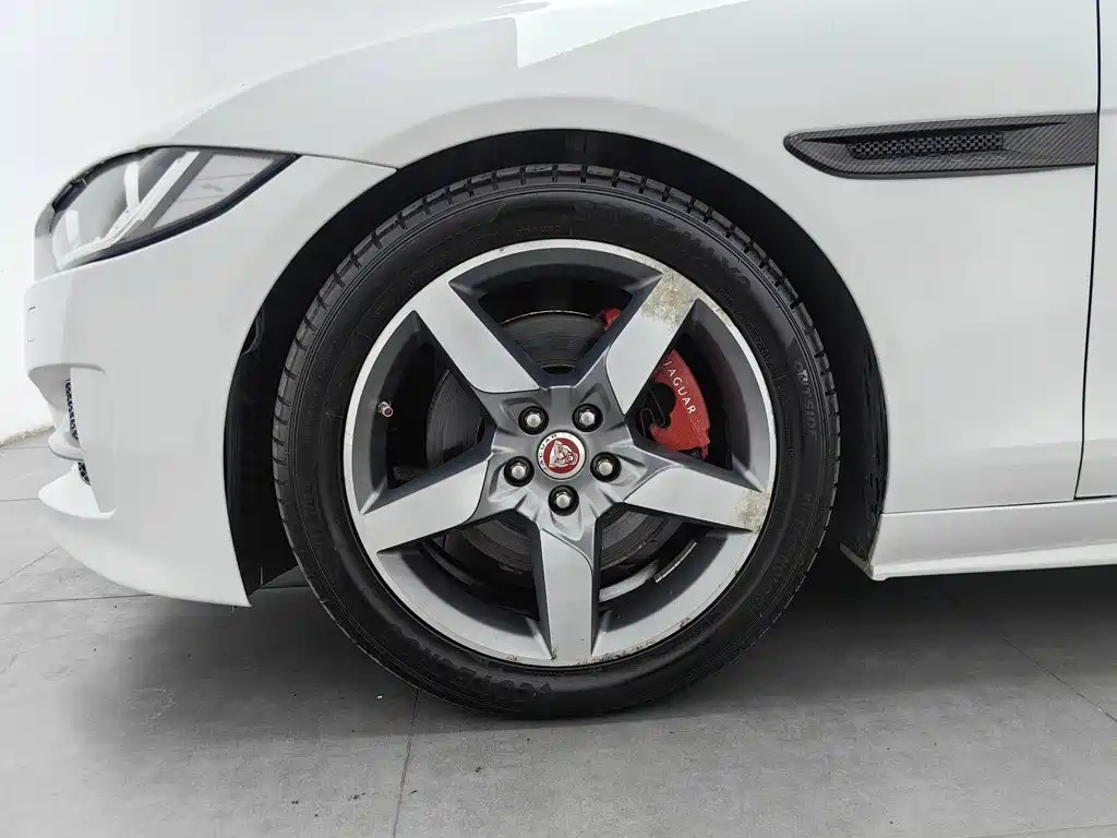 Photo 17 - Jaguar XE