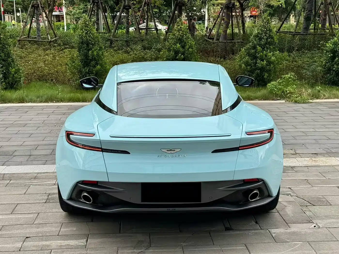 Aston Martin DB11 2016 5.2T Launch Edition фото 7